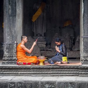 Mönch segnet eine Frau, in Angkor Wat, Siem Reap, Kambodscha